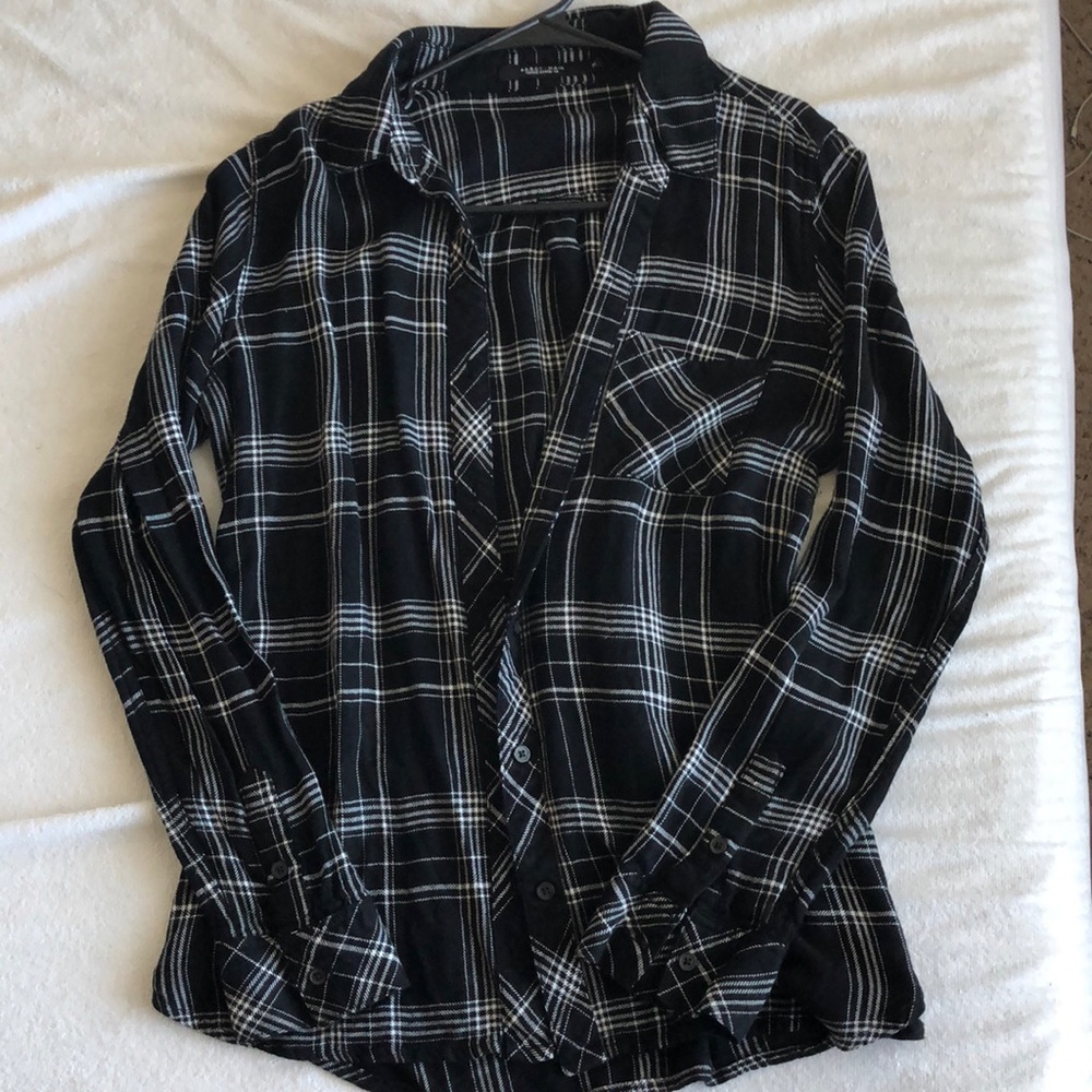Dress it up or down! B&W long sleeve flannel!